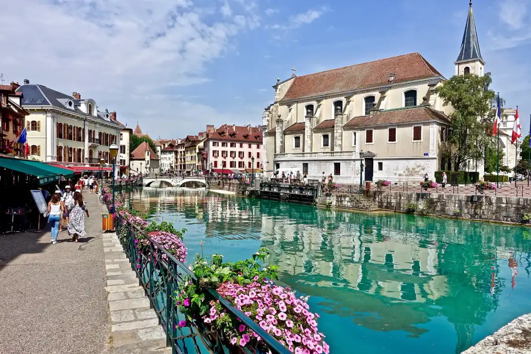 Annecy in 2 Days: Lake Itinerary, Where to Stay and Budget