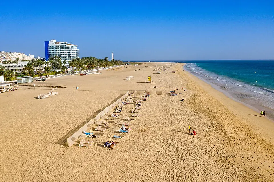 Vacances naturistes aux Canaries en hiver : où dormir et quelle île choisir ?